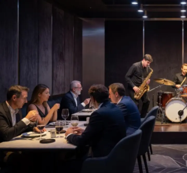 Live band die optreedt in de lounge van Golden Table Lounge.