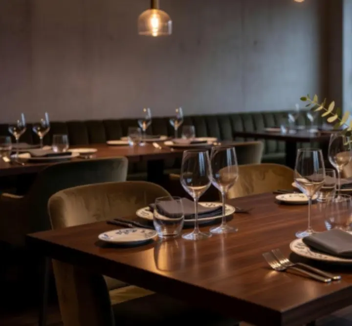 Sfeervol gedekte tafel in de Golden Table Lounge restaurantzaal