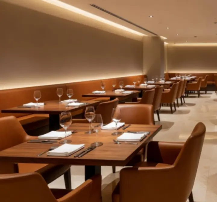 Elegant interieur van Golden Table Lounge met restaurant en poker tafels.